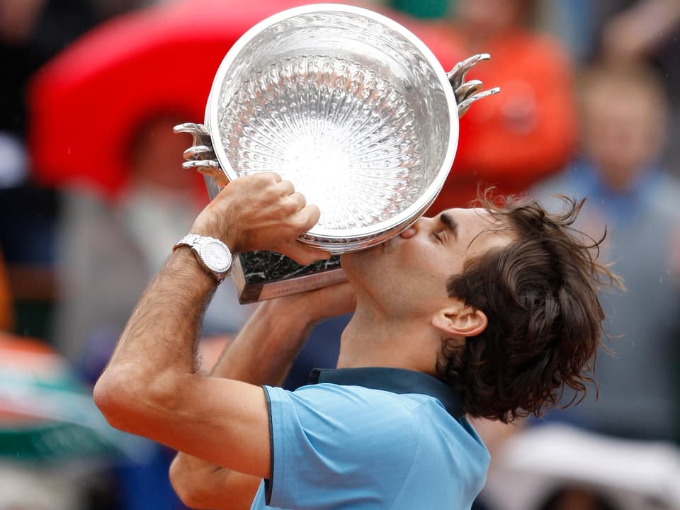 Federer küsst die «Coupe des Mousquetaires»