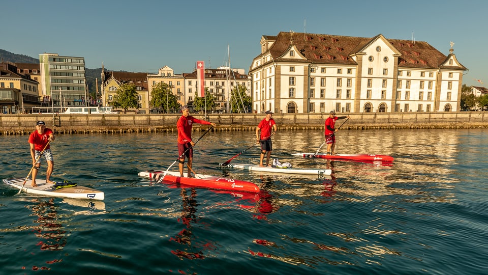 Vier Männer auf Stand-Up-Paddle