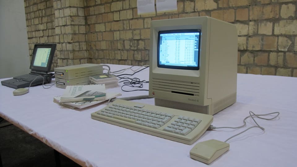 Links ein PowerBook 180 (ein high-end Laptop von 1992) und rechts ein Macintosh SE