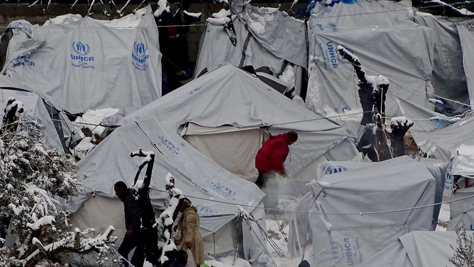 Schneebedeckte Zelte für Flüchtlinge auf der griechischen Insel Lesbos. 