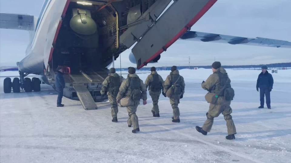 Soldaten steigen in Flugzeug.