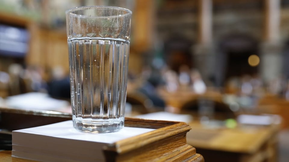 Wasserglas auf einem Rednerpult im Ständerat.