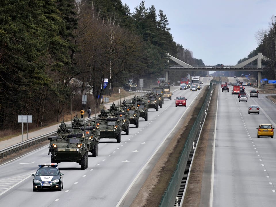 Eine Panzerkolonne auf einer Autobahn