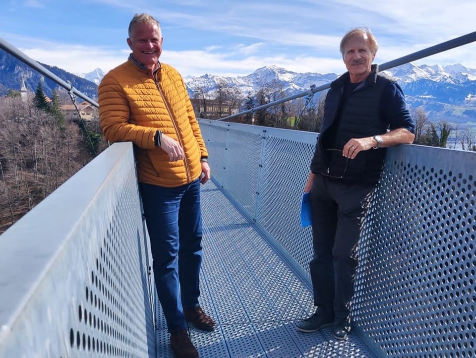 Zwei Männer auf einer Brücke.