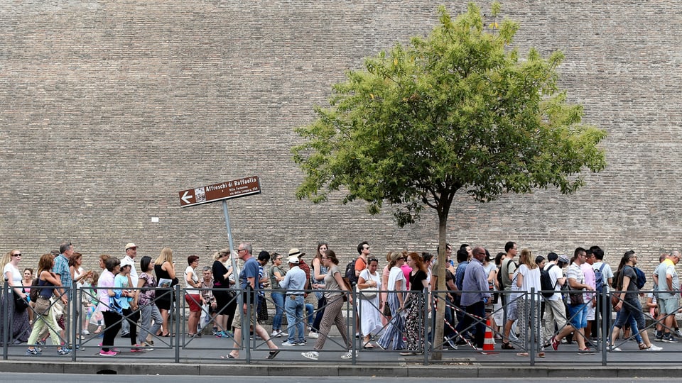Eine Menschenschlange vor den Vatikanischen Museen.