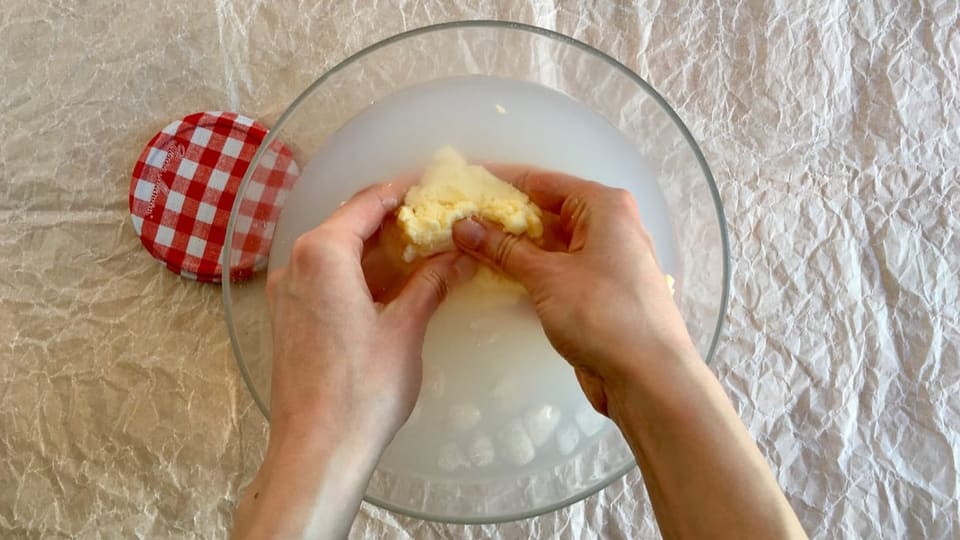 Die Butter in einer grossen Schüssel mit Eiswasser kneten.