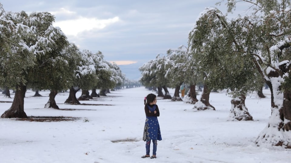 Vertriebenes Mädchen im Winter 2022 im Gouvernement Aleppo. 
