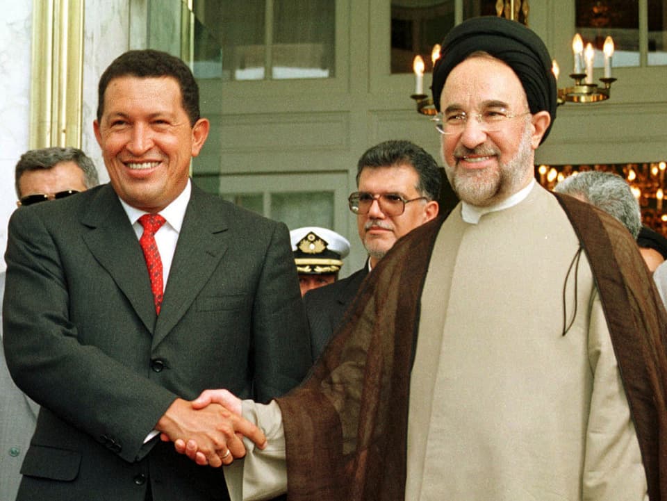 Chàvez hält die Hand von Khatami