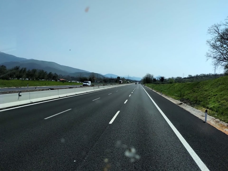Leere Autobahn in Italien