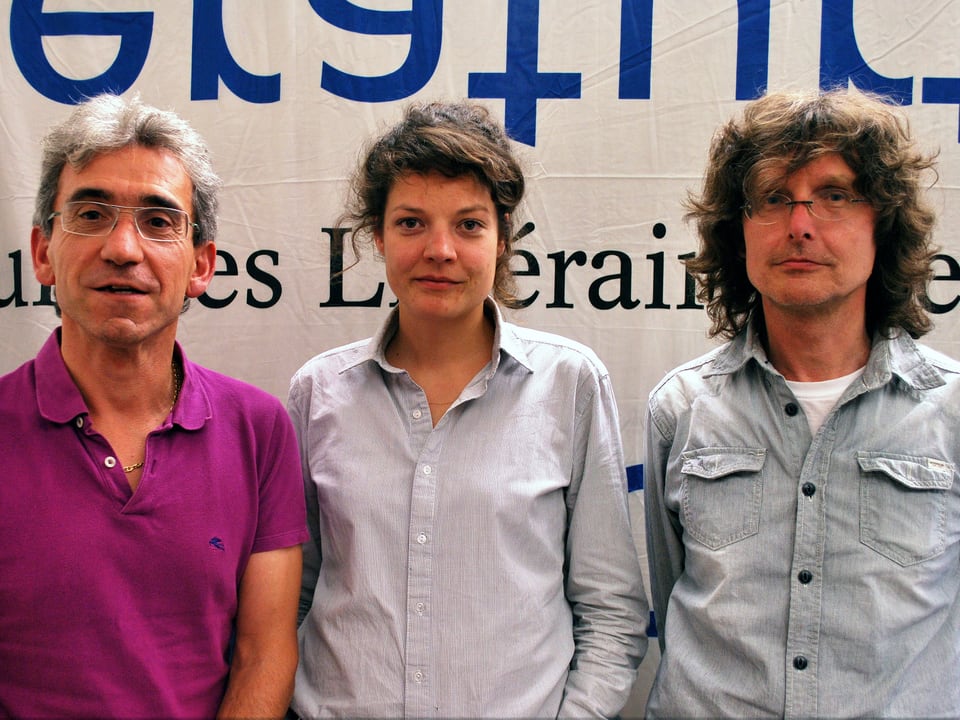 Franco Supino, Reina Gehrig und Beat Mazenauer in halbnaher Aufnahme, stehend an der Pressekonferenz.