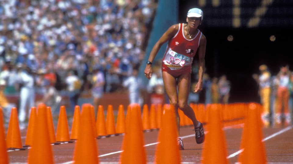 Die völlig dehydrierte Schweizer Marathon-Läuferin Gaby Andersen-Schiess beim Zieleinlauf 1984 in Los Angeles.