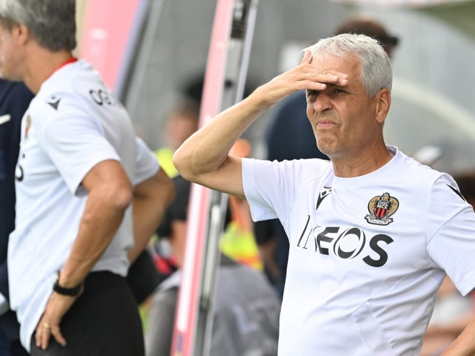 Sucht nach Erfolg Nizza-Trainer Lucien Favre schaut kritisch in die Ferne.