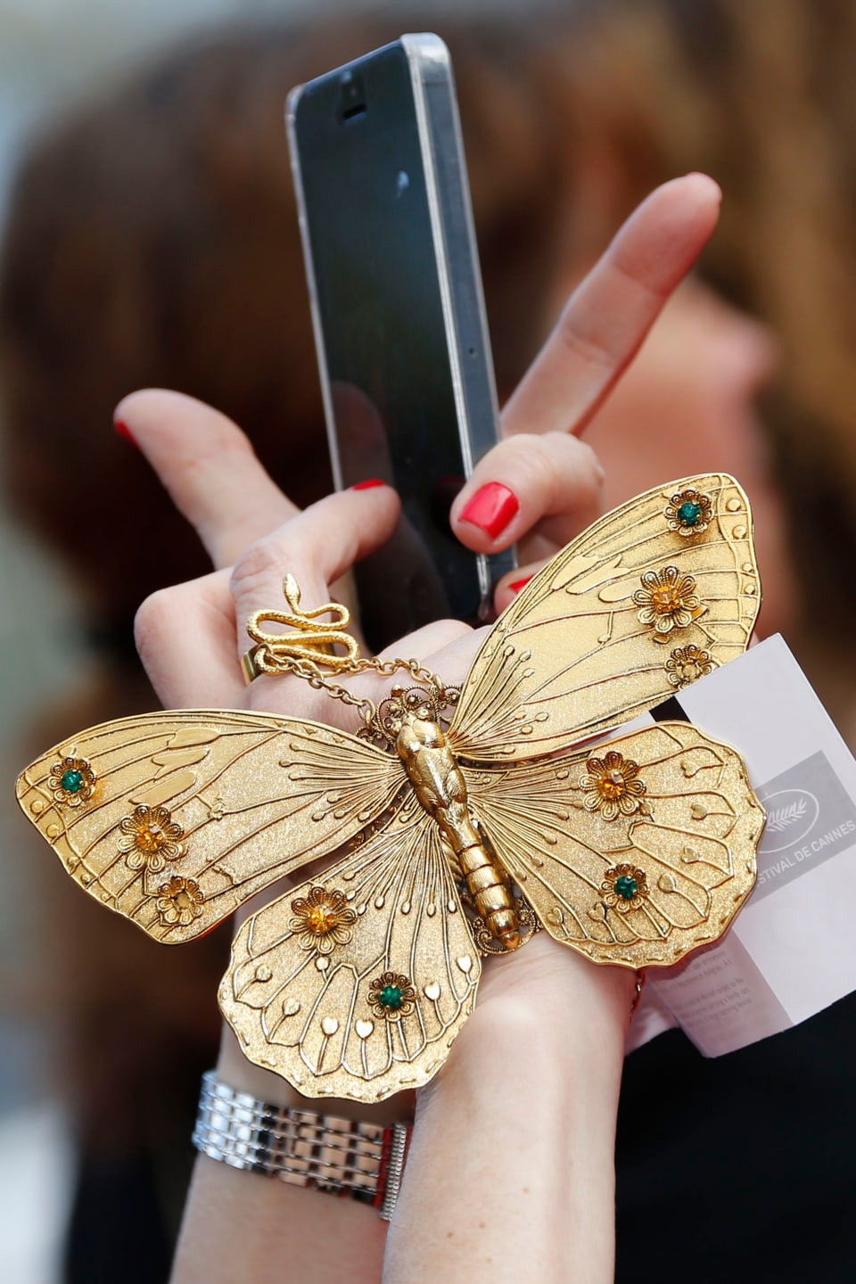 Ein riesiges Armband in Schmetterlingsform. 