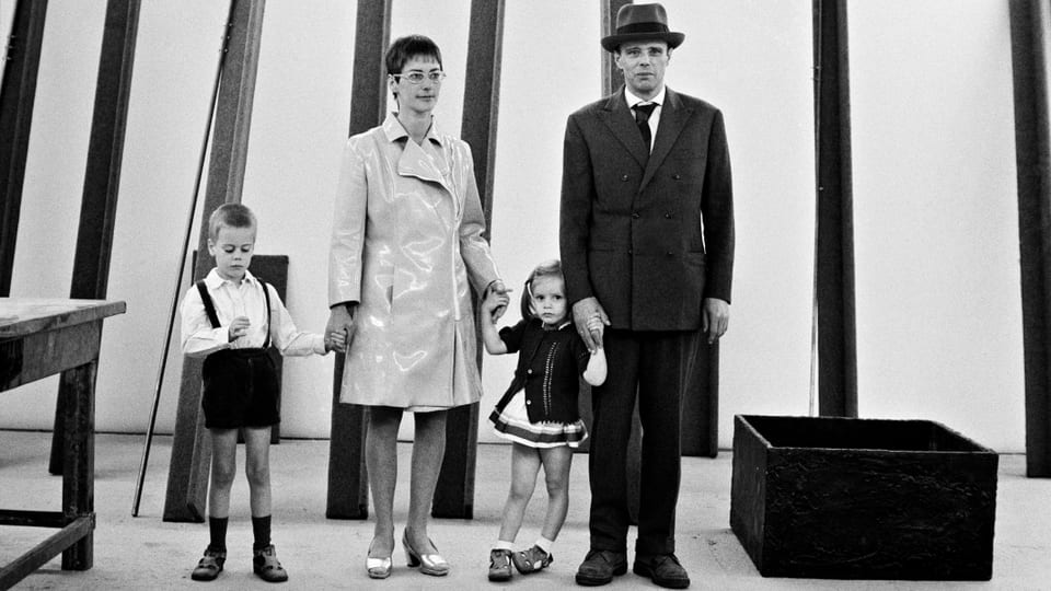 Kassel: Joseph und Eva Beuys mit ihren Kindern Wenzel und Jessyka im Beuys-Raum der 4. documenta, 27. Juni 1968.