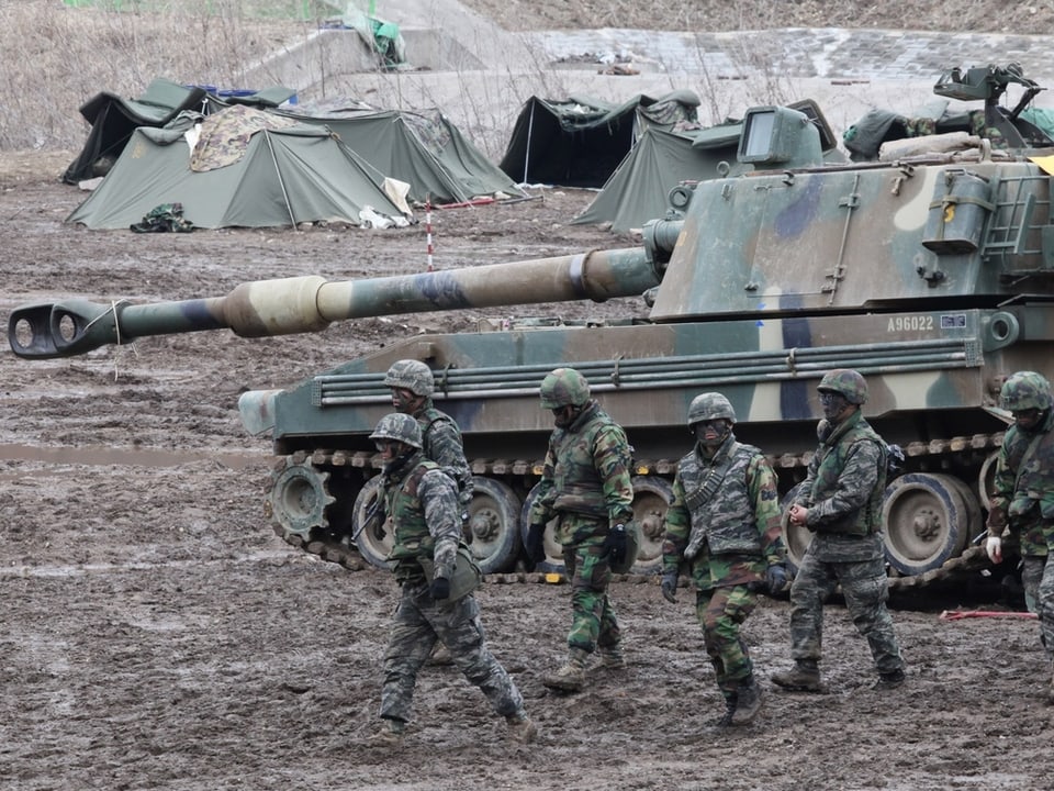 Südkoreanische Soldaten und ein Panzer
