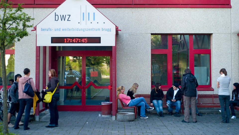 Schüler vor einer Berufsschule in Brugg