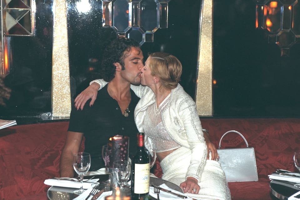 Madonna küsst ihren damaligen Partner Carlos Leon