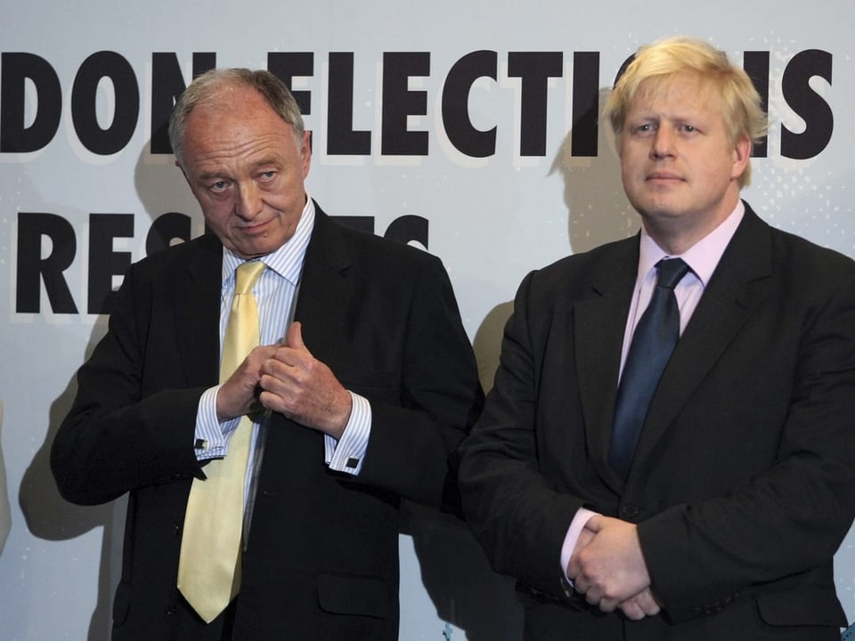Boris Johnson steht auf einem Podium neben Ken Livingston