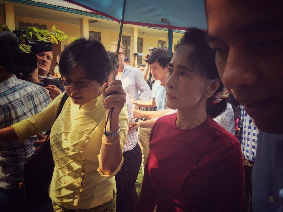 Aung San Suu Kyi mit Mitstreitern.