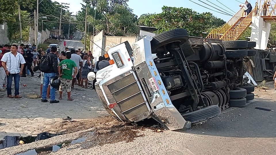 Gekippter Lastwagen, Menschen stehen darum herum.