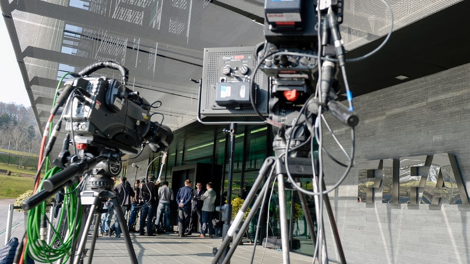 Kameras und Journalisten vor dem Eingang des Fifa-Hauptquartiers auf dem Zürichberg. 