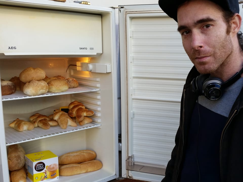 Tobias Vega vom Verein «Olten im Wandel» vor einem der beiden Kühlschränke der Restessbar. Im Kühlschrank befinden sich Brote und andere Backwaren.