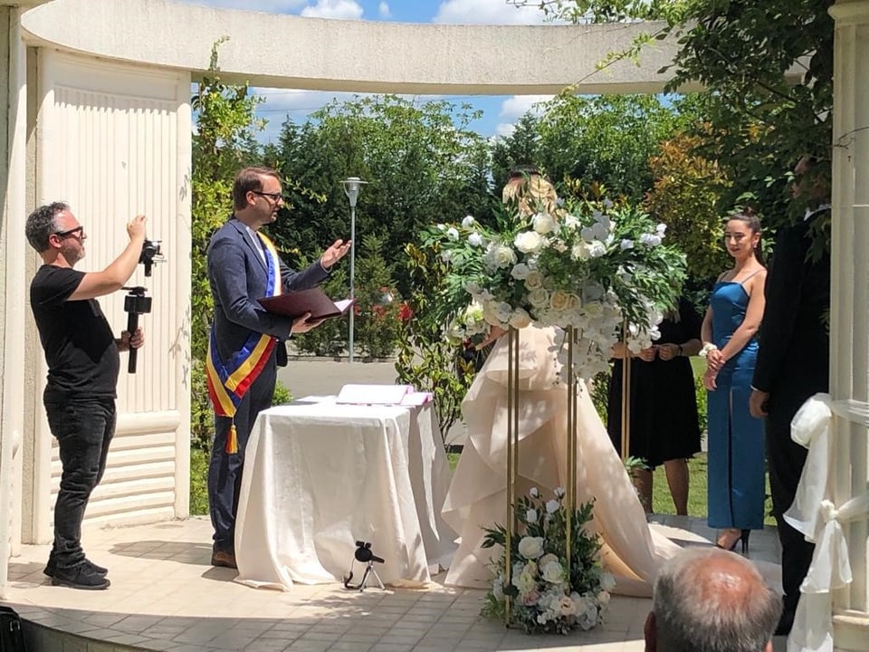 Der Bürgermeister steht vor dem Altar mit einem Brautpaar.