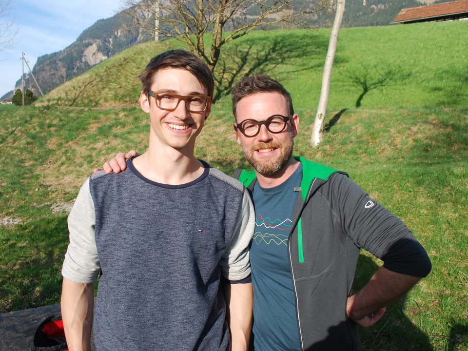 Nik Hartmann und Dominik Gasser tragen spezielle Brillen mit Holzgestell. 