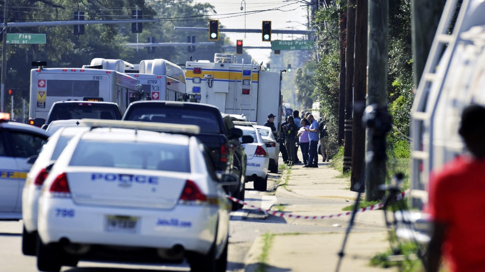 Rettungskräfte und Polizei beim Geschäft in Jacksonville, bei dem das Verbrechen verübt wurde. 