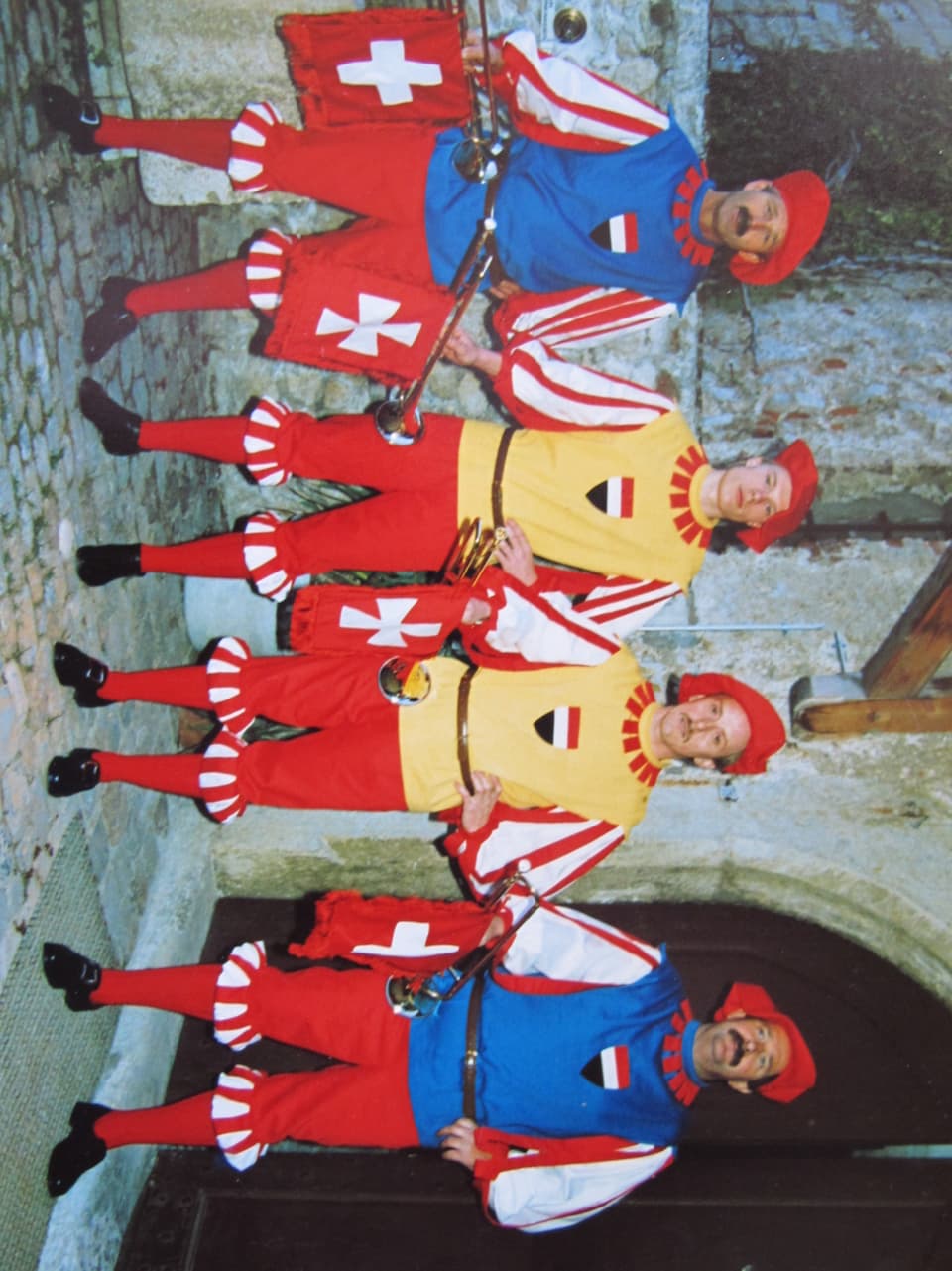 Männer mit Trompeten in alten Uniformen.
