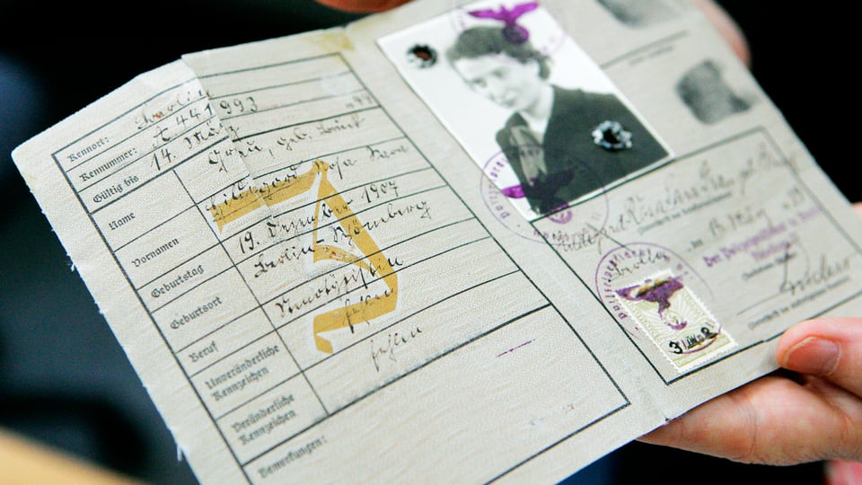 Ein deutscher Pass aus der NS-Zeit mit dem grossen «J» Stempel.