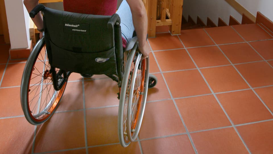 Eine Person sitzt im Rollstuhl