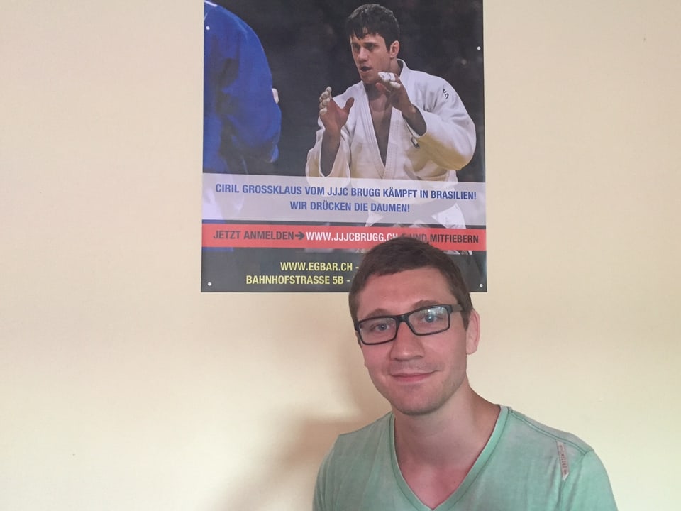Gabriel posiert vor einem Plakat mit dem Bild des Bruders Ciril.