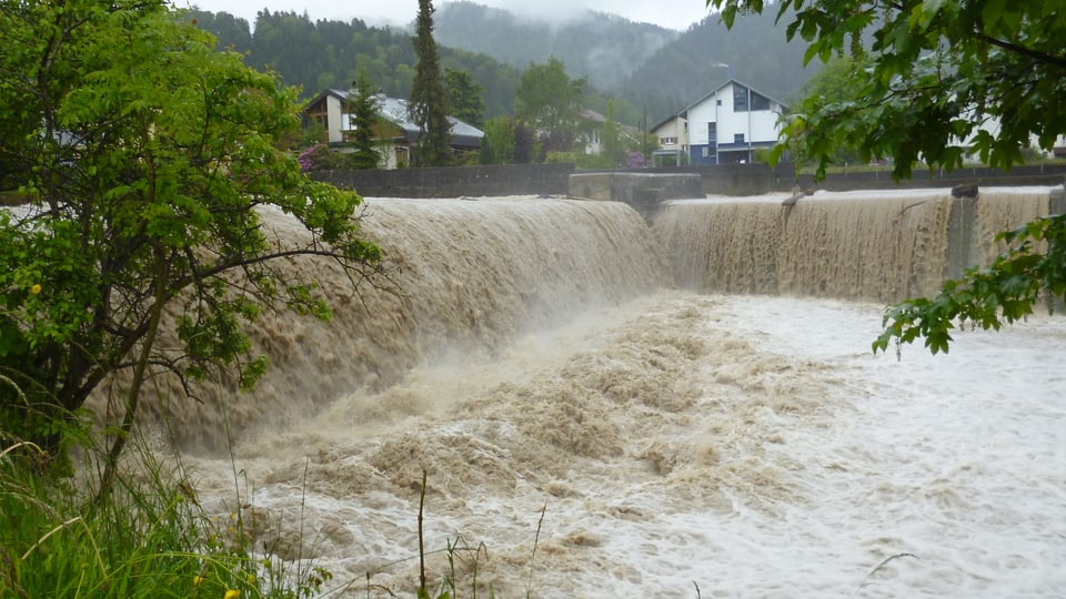 Kochende Zulg mit enormen Wassermengen: Die Müllerschwelle in Steffisburg