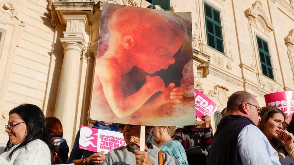 Menschen in Malta demonstrieren gegen die mögliche Lockerung des Abtreibungsgesetzes.