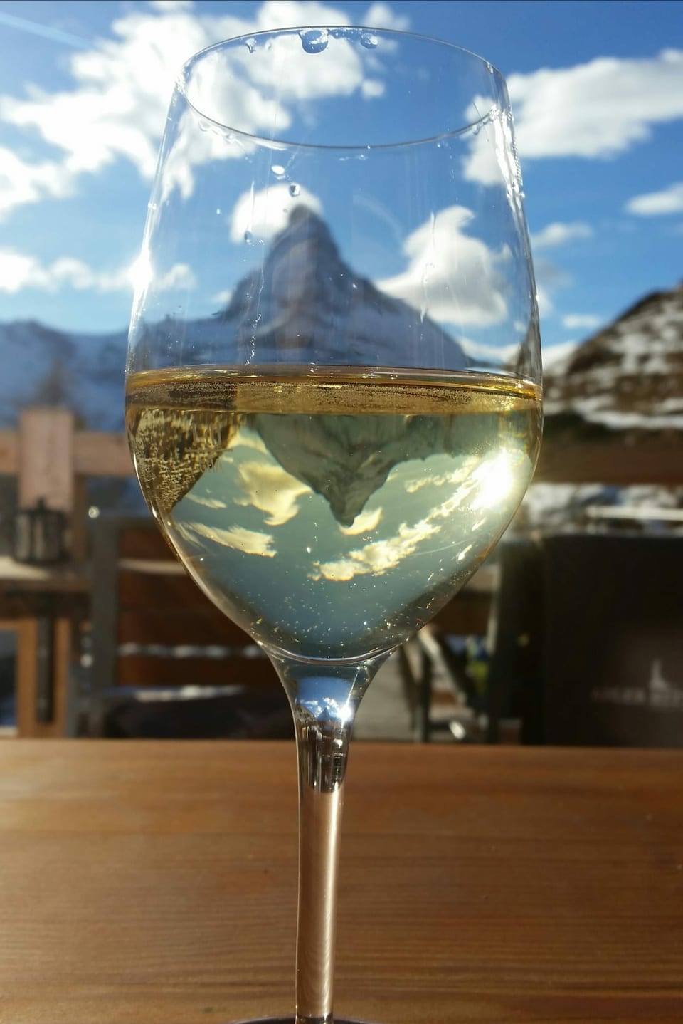 In einem Glas Weisswein spielt sich das Matterhorn.