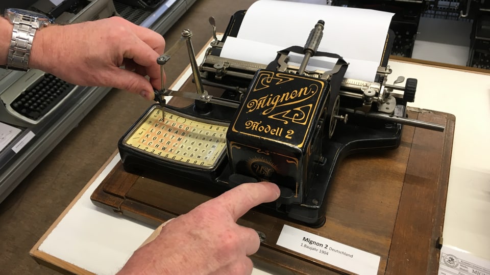 Schreibmaschine ohne Tatsatur. Buchstaben werden über eine Nadel angewählt.