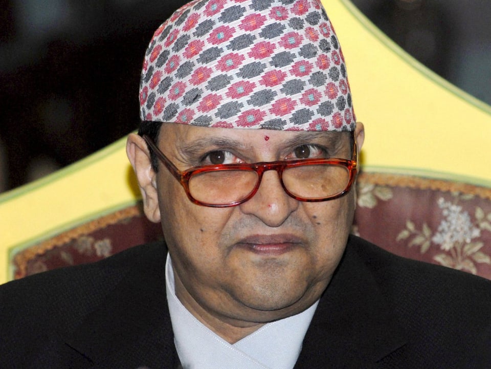 König Gyanendra mit Hut und Brille