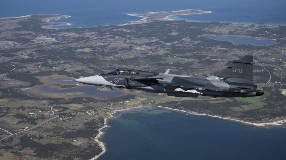 Ein schwedischer Kampfjet überfliegt die Insel Gotland.