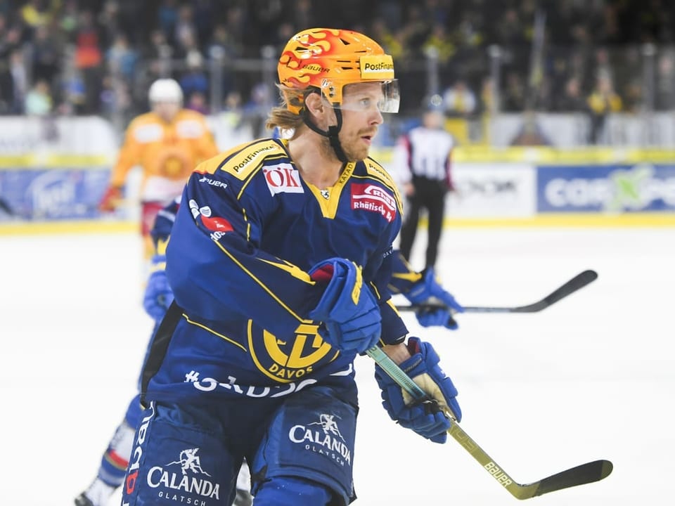 Mattias Tedenby mit wehendem Haar auf dem Eis.