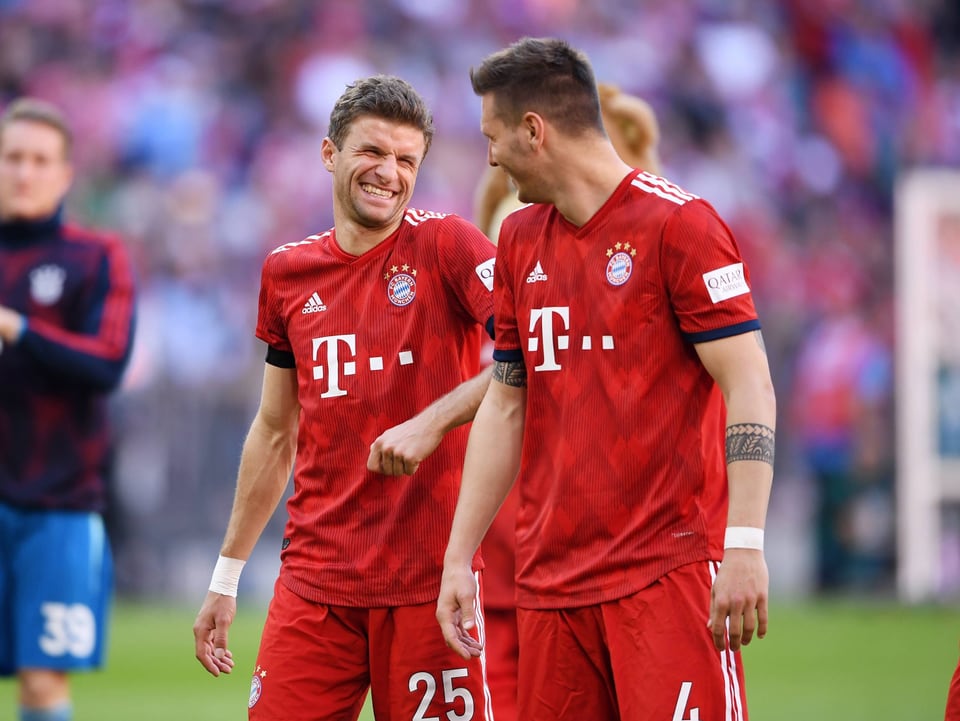 Bayerns Thomas Müller scherzt mit seinen Teamkollegen.
