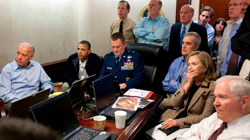 Hillary Clinton, Barack Obama, Joe Biden und andere hohe US-Verantwortliche in einem Raum.