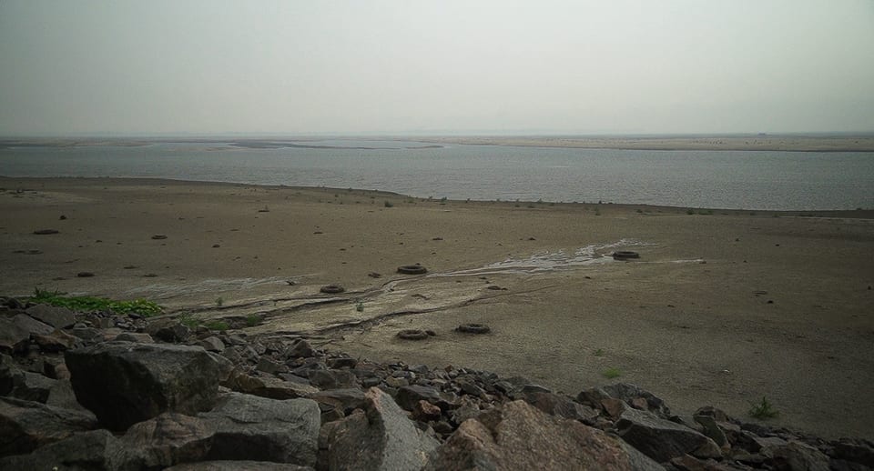 Blick auf Fluss Dnipro mit teilweise ausgetrocknetem Flussbett