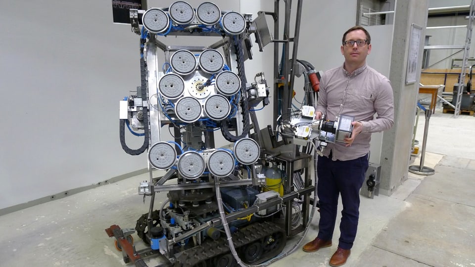 Roboter-Prototyp mit Saugnäpfen, die künftig die oberste Schicht an Oberflächen abtragen sollen.