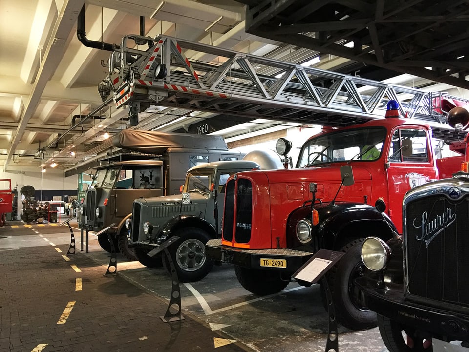Alte Fahrzeuge im Museum.