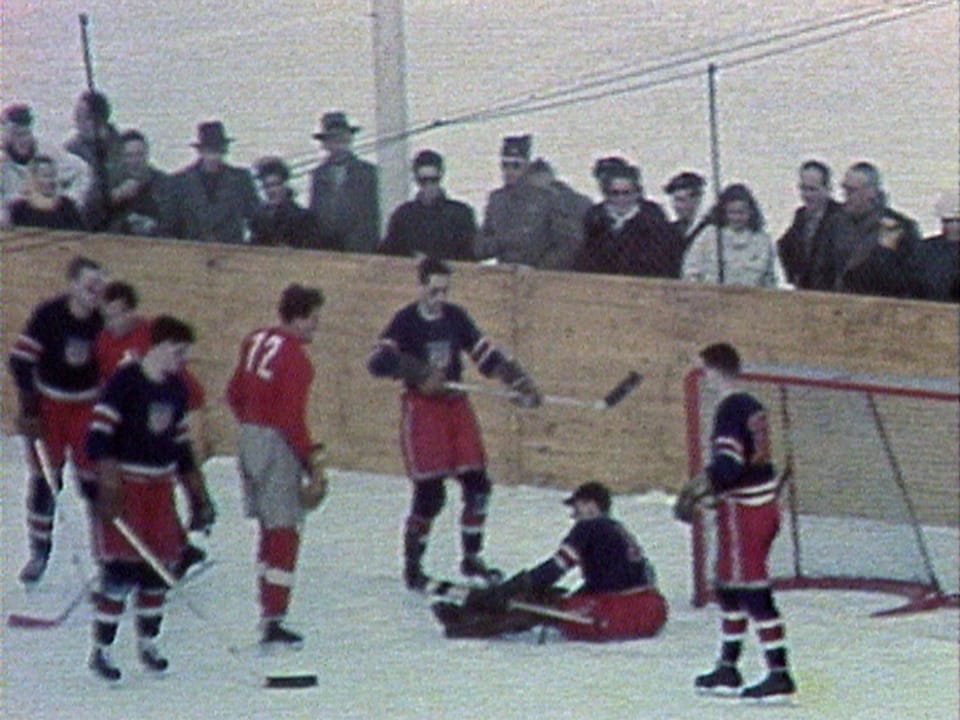 Die Eishockey-Legende (Nummer 12) holte bei den letzten Olympischen Spielen in St. Moritz 1948 die Bronze-Medaille…