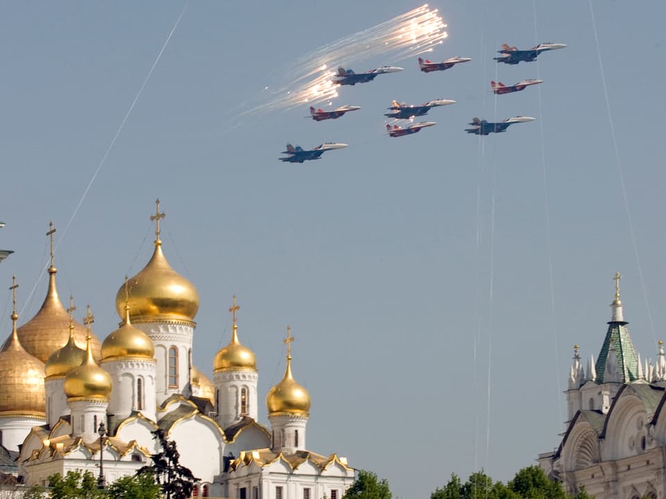 Kunstflugstaffel fliegt über dem Kreml