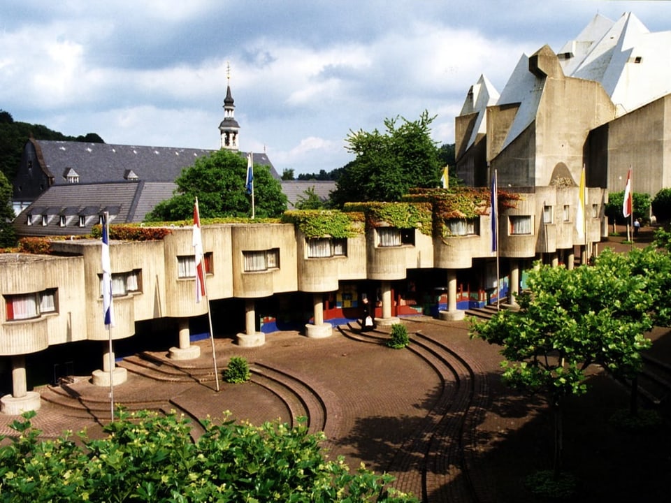 Blick auf ein Betongebäude