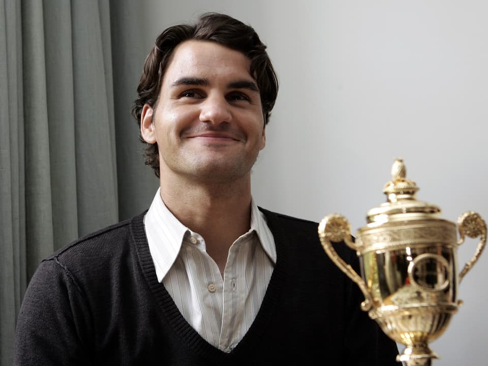 Roger Federer präsentiert seinen Pokal.