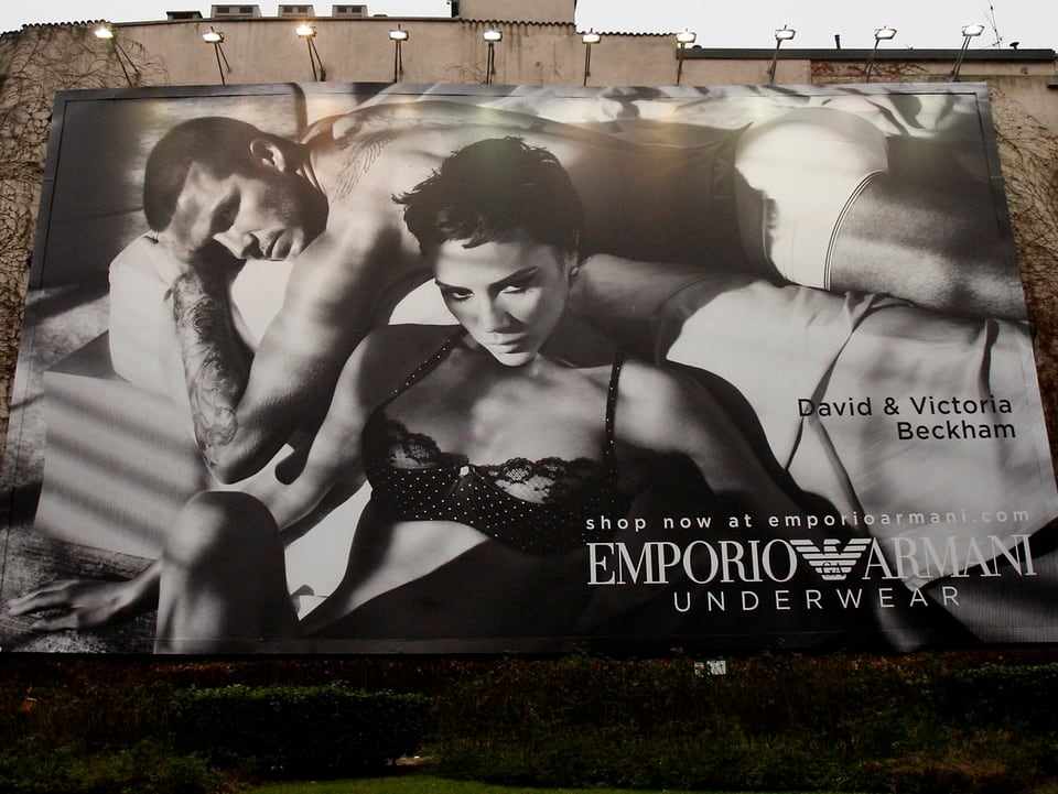 Victoria und David Beckham auf einem Werbeplakat von Armani.